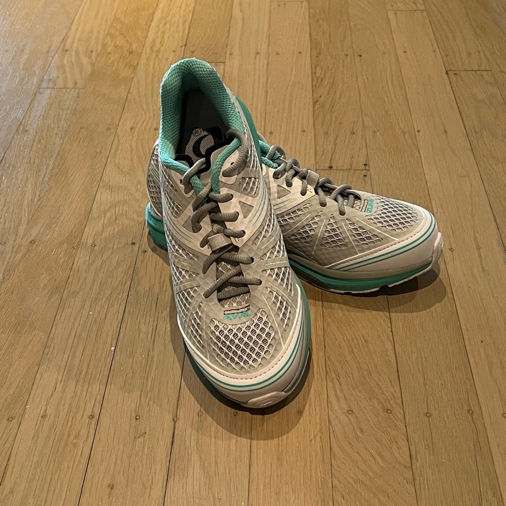 Pearl Izumi X-Road Fuel IV Women’s Bicycle Sneaker - Aqua Mint US7.5/UK5.5/EU38
